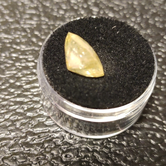 Faceted Natural Yellow Sapphire Gemstone #75 - Picture 2 of 4
